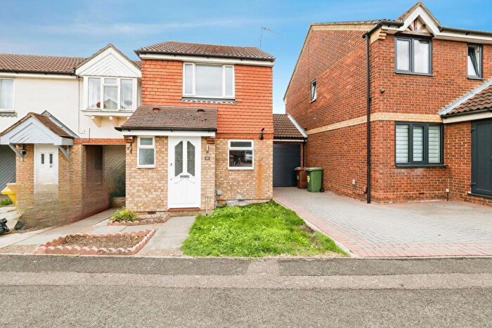 3 Bedroom Semi-Detached House For Sale In St. Michaels Close, Aveley, South Ockendon, Essex, RM15