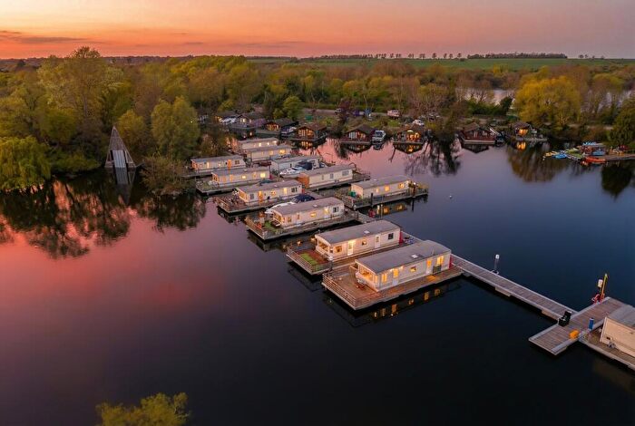 1 Bedroom Mobile Home For Sale In Houseboat West Pontoon, Hartford Marina, Banks End, Wyton, Huntingdon, Cambridgeshire, PE28