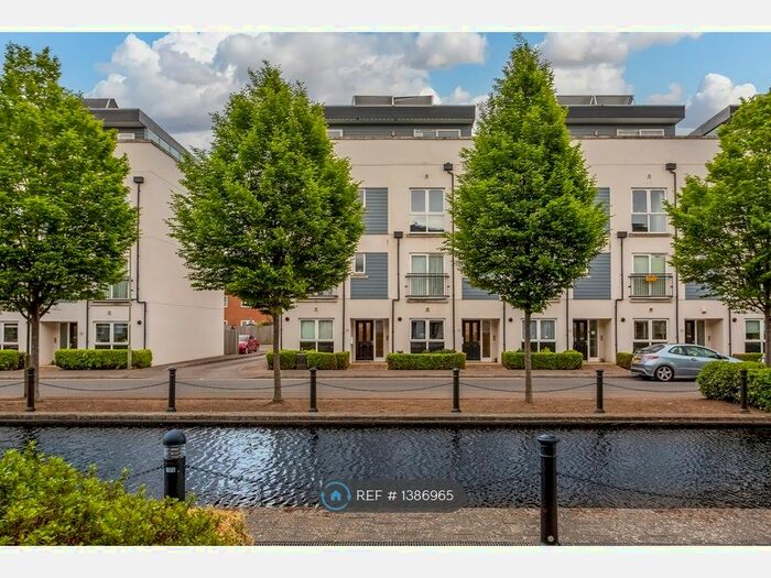 2 Bedroom Flat To Rent In Canalside, Redhill, RH1