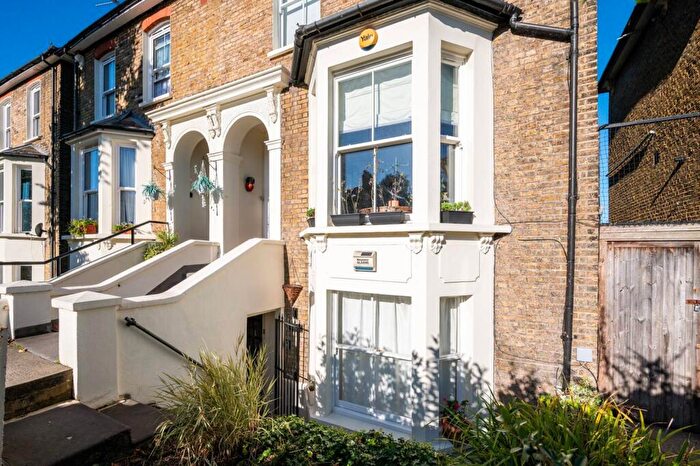 3 Bedroom Flat To Rent In Barry Road, Dulwich, London, SE22