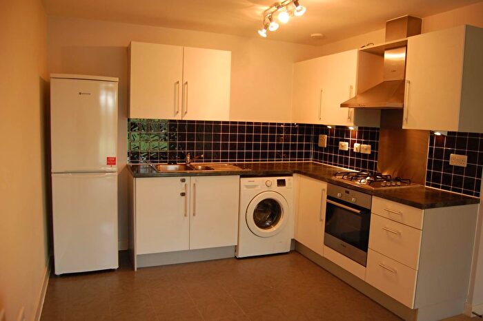 2 Bedroom Flat To Rent In Harrow Close, Addlestone, KT15