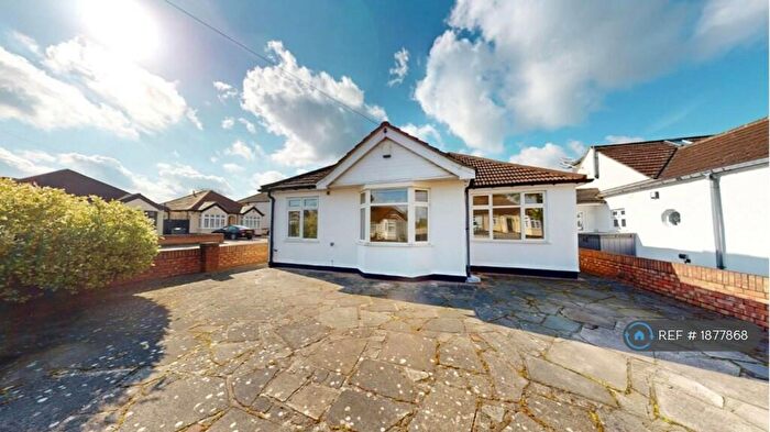 4 Bedroom Bungalow To Rent In Bedford Gardens, Hornchurch, RM12
