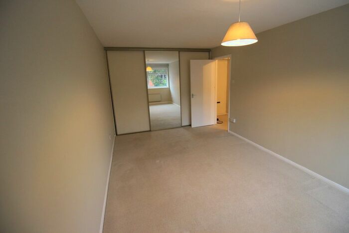 2 Bedroom Flat To Rent In Cobblers Close, Slough, SL2