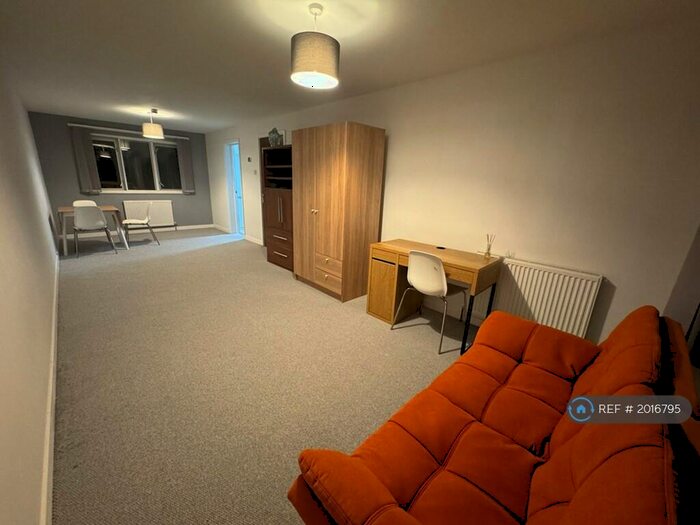 2 Bedroom Flat To Rent In Bow Road, London, E3