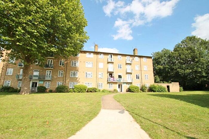2 Bedroom Flat To Rent In Pinner Grove, Pinner, Middlesex, HA5