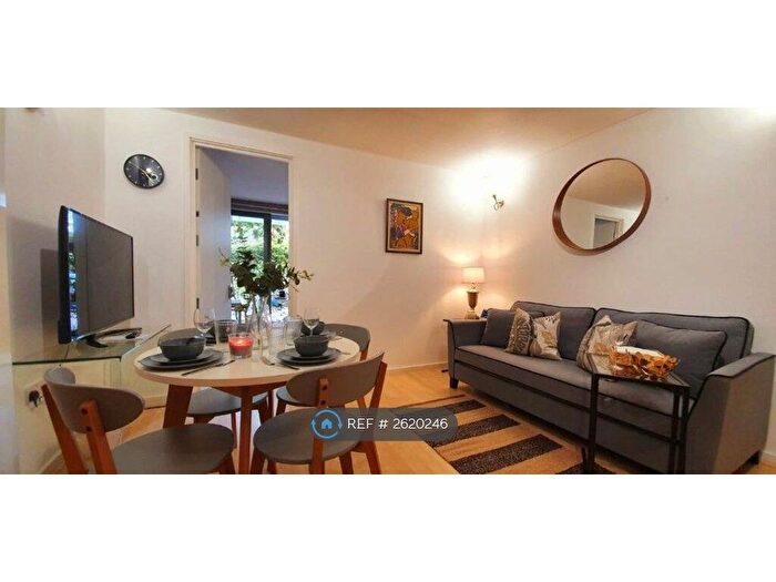 3 Bedroom Flat To Rent In Farnsworth Court, London, SE10