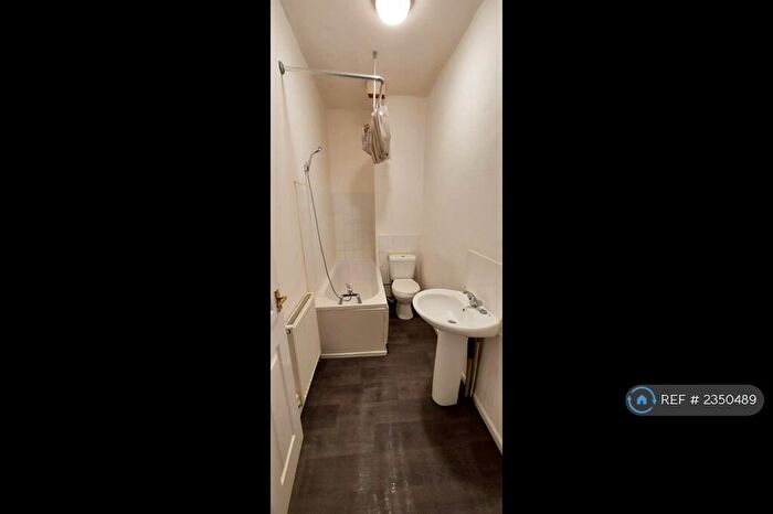 2 Bedroom Flat To Rent In Cocker Hill, Stalybridge, SK15