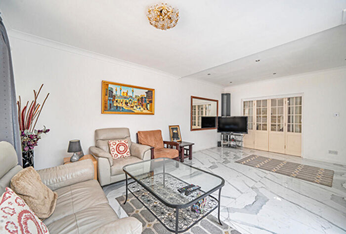 3 Bedroom Apartment For Sale In Burgess Avenue, London, NW9