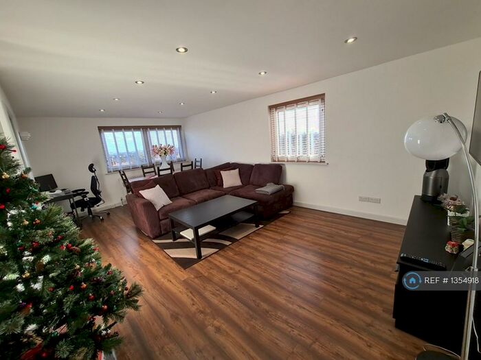 2 Bedroom Flat To Rent In Pellipar Close, London, N13