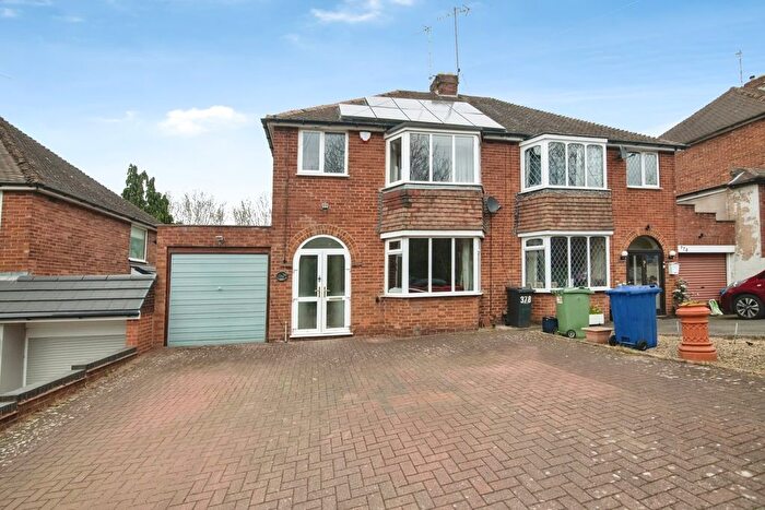 3 Bedroom Semi Detached House For Sale In Stourbridge Road, Halesowen, West Midlands, B63