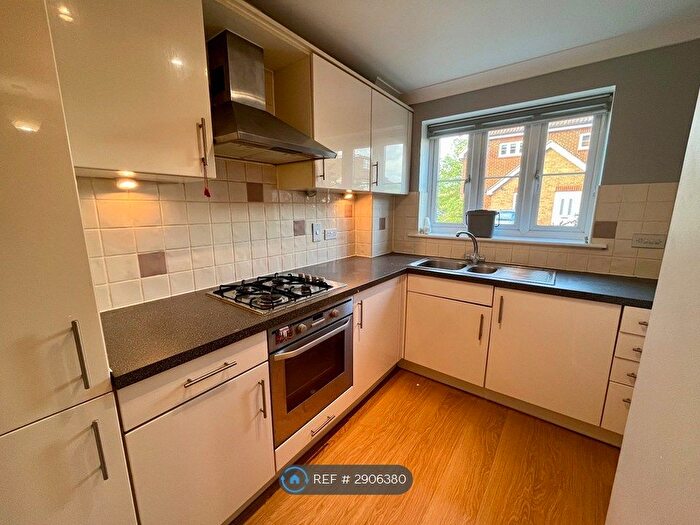 2 Bedroom Flat To Rent In Holmefield Place, New Haw, Addlestone, KT15