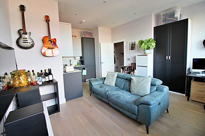 1 Bedroom Flat For Sale In Albert Drive, Woking, GU21