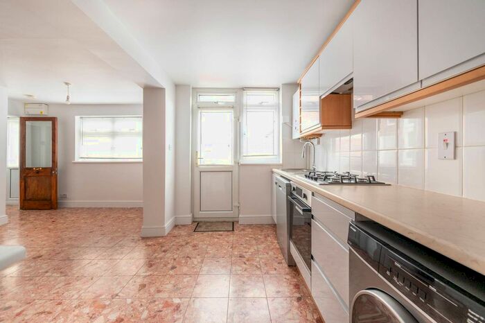 1 Bedroom Bungalow To Rent In .Forest Gate, Forest Gate, London, E7