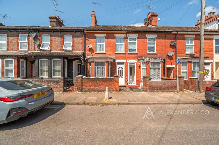 2 Bedroom Terraced House To Rent In George Street, Dunstable, Bedfordshire, LU6