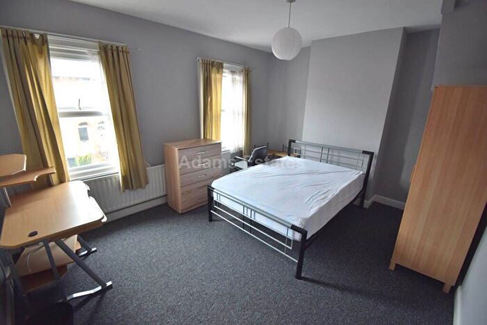 5 Bedroom Semi Detached House To Rent In De Beauvoir Road, Reading, RG1
