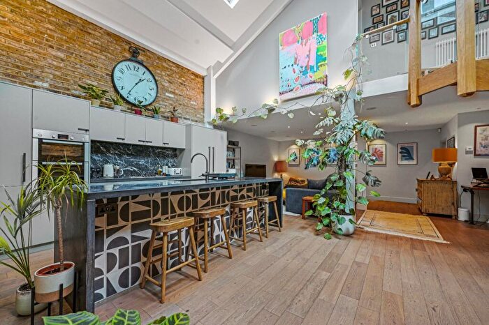 2 Bedroom Detached House To Rent In Ruthven Street, South Hackney, London, E9