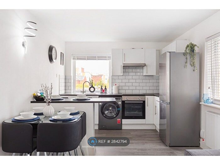 2 Bedroom Flat To Rent In Barnwood Close, Reading, RG30