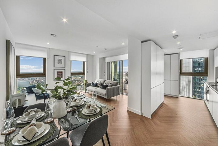 2 Bedroom Apartment To Rent In One Thames Quay, Marsh Wall, E14