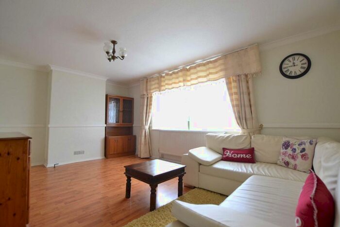 3 Bedroom Flat To Rent In Link Road, London, N11