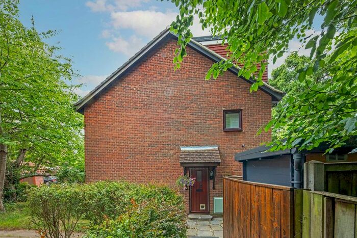 2 Bedroom Property To Rent In Haygreen Close, Kingston Upon Thames, KT2