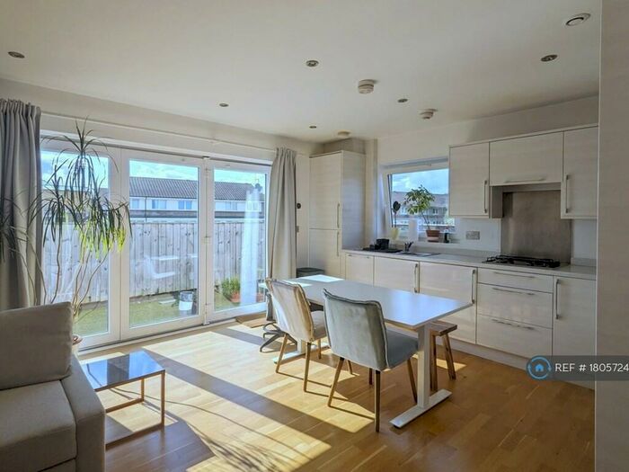 2 Bedroom Penthouse To Rent In Sumner Road, London, SE15