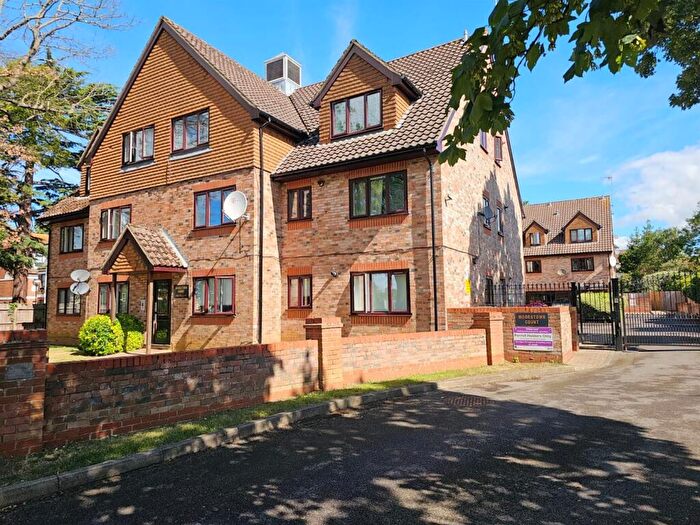 1 Bedroom Flat For Sale In Moorstown Court, Slough, SL1