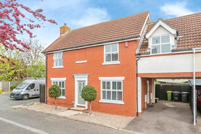 3 Bedroom Link Detached House For Sale In Pollards Close, Rochford, SS4