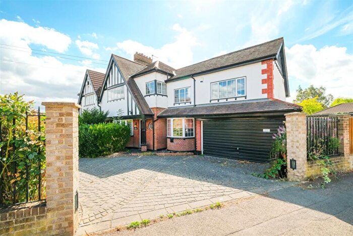 6 Bedroom Semi-Detached House For Sale In Beresford Road, North Chingford, E4