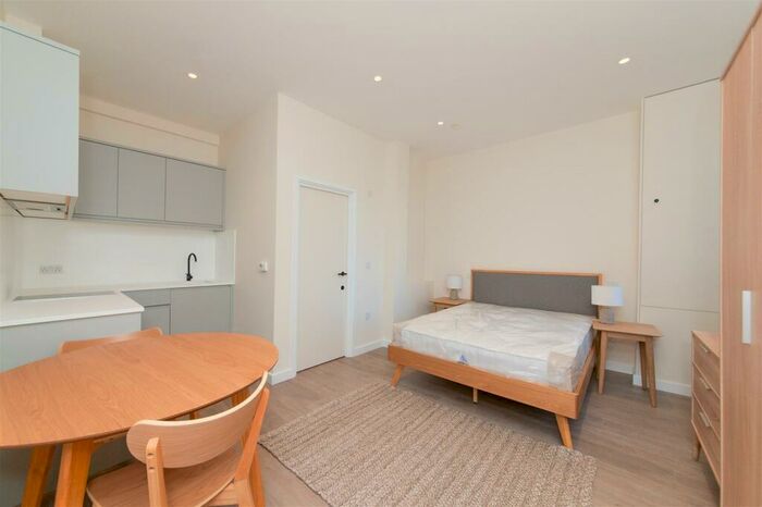 Studio To Rent In High Road, London, N12