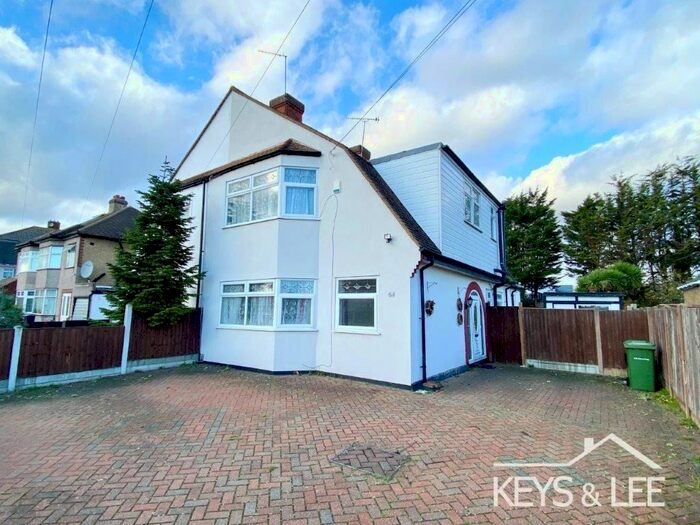 4 Bedroom Semi-Detached House To Rent In Lowshoe Lane, Romford, RM5