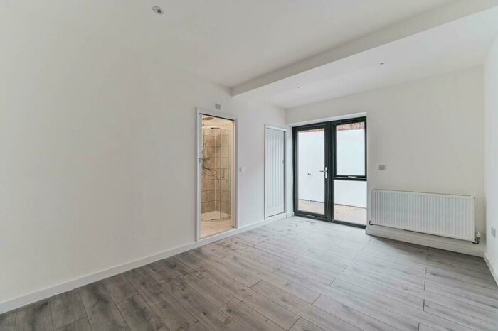 3 Bedroom Flat To Rent In Station Approach, Sutton, Tadworth, KT20