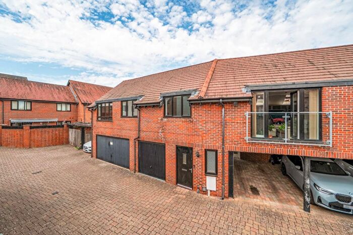 2 Bedroom Flat For Sale In Bluegown Avenue, Leybourne, West Malling, ME19