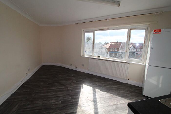 1 Bedroom Flat To Rent In Byron Parade, Uxbridge, UB10