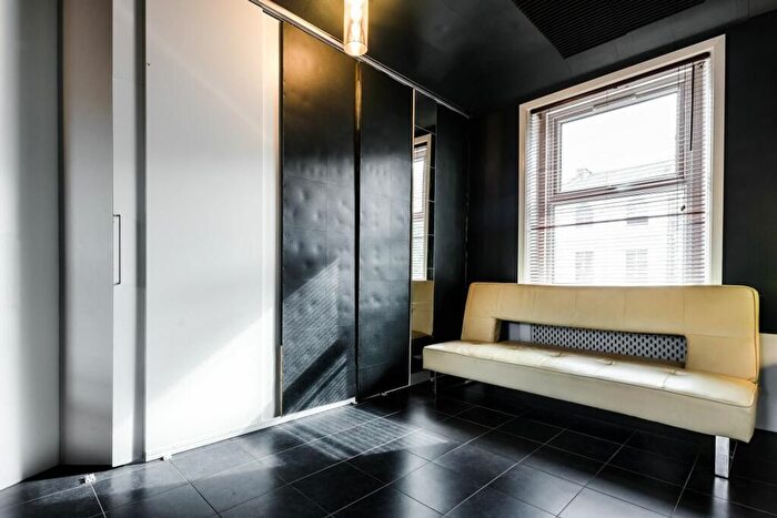 2 Bedroom Flat To Rent In Woodstock Grove, London, W12