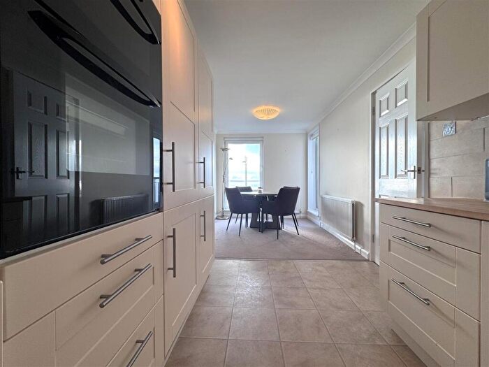 2 Bedroom Apartment To Rent In Marine Parade West, Lee-On-The-Solent, PO13