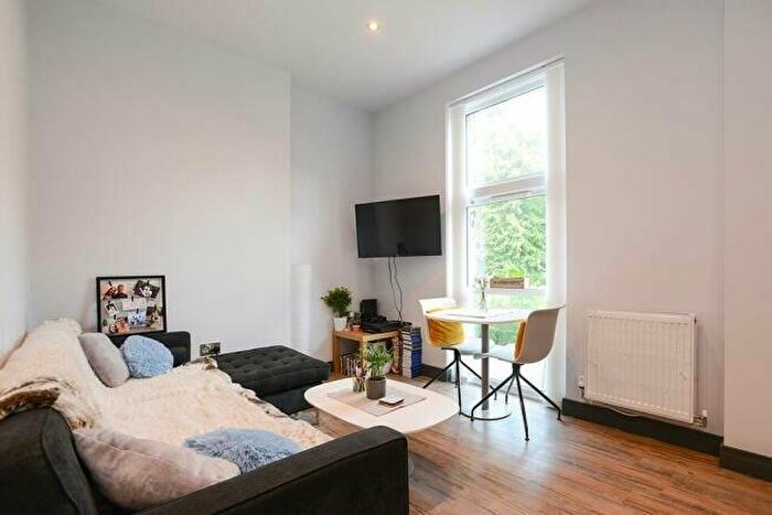 1 Bedroom Flat To Rent In Waverley Street, Nottingham, Nottinghamshire, NG7