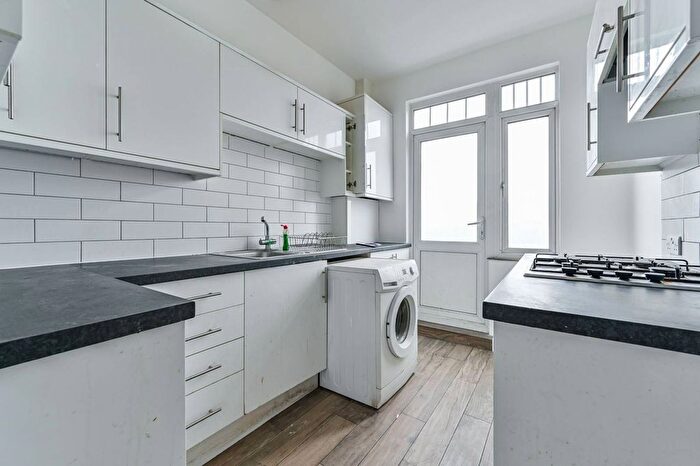4 Bedroom Flat For Sale In Holloway Road, Islington, London, N7