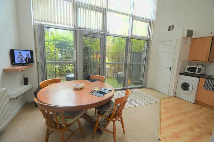 2 Bedroom Flat To Rent In Windmill Road, Slough, Berkshire, SL1