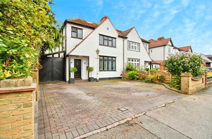 3 Bedroom Semi Detached House For Sale In Mawney Road, Romford, RM7