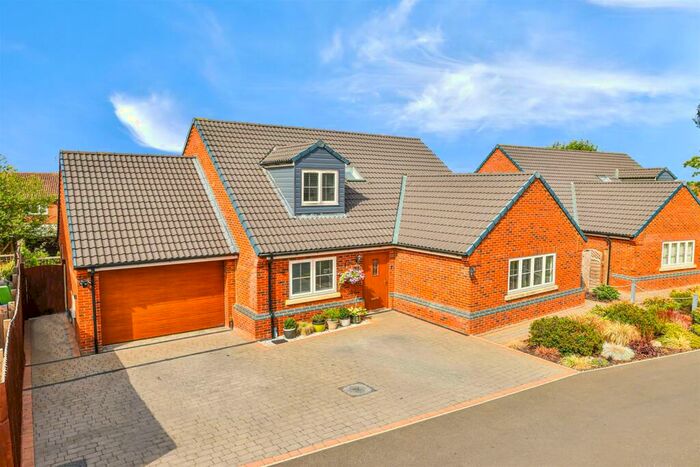 4 Bedroom Bungalow To Rent In Vine Gardens, Burton Latimer, Kettering, NN15