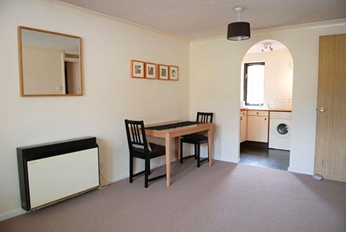 2 Bedroom Flat To Rent In Riverside Close, Clapton, E5