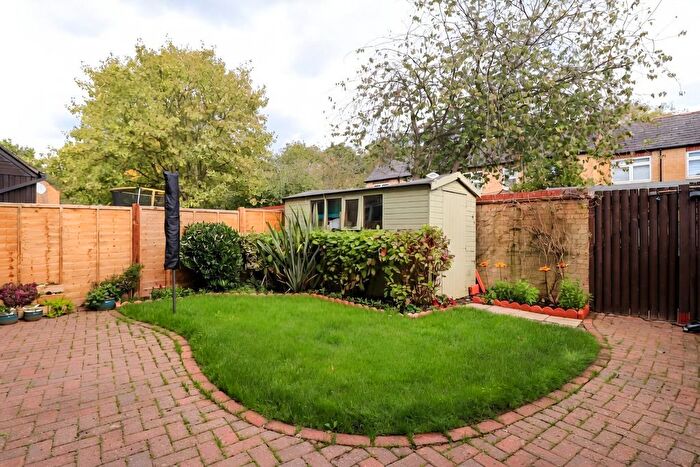 3 Bedroom Semi-detached House For Sale In The Sidings, Hatfield, AL10