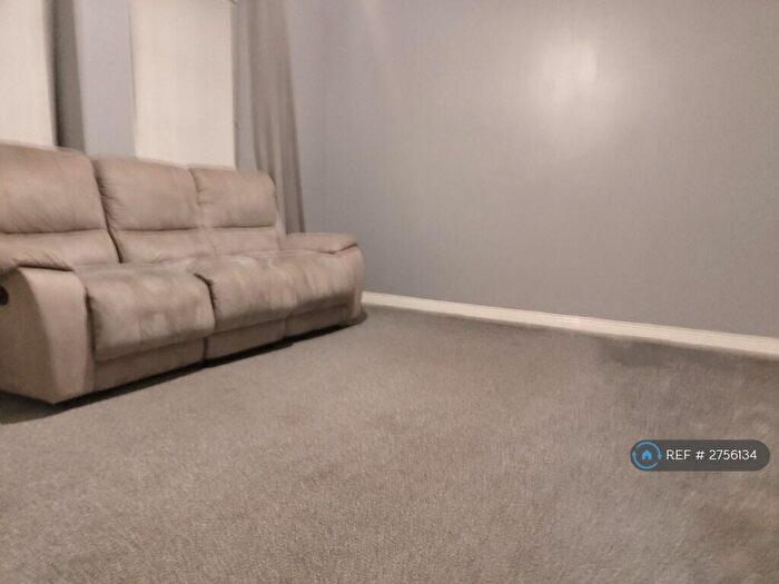 2 Bedroom Flat To Rent In National Court, Methil, Leven, KY8