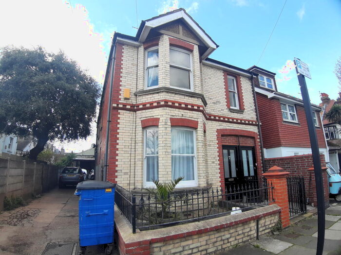 2 Bedroom Flat To Rent In Connaught Road, BN3