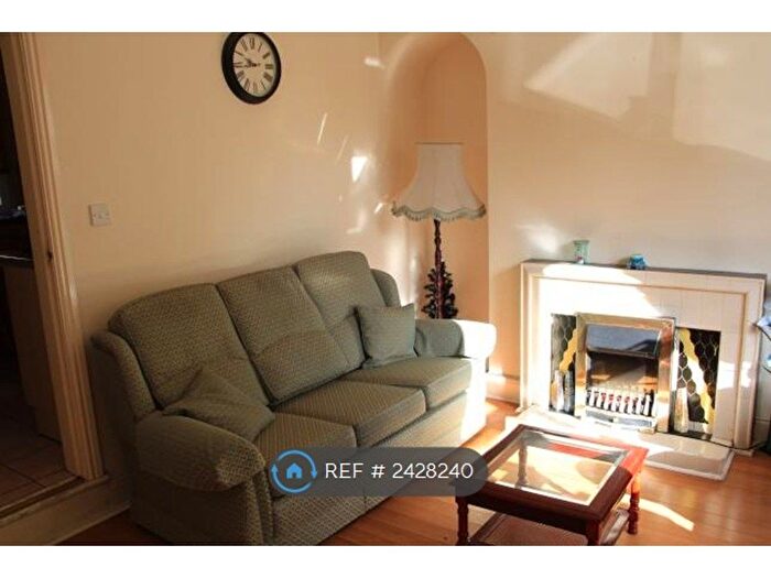 3 Bedroom Terraced House To Rent In Clarkson View, Leeds, LS6