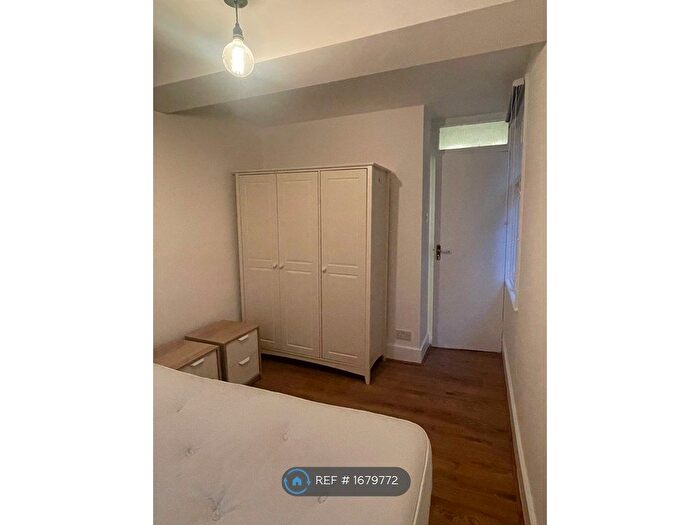 2 Bedroom Flat To Rent In Davisville Road, London, W12