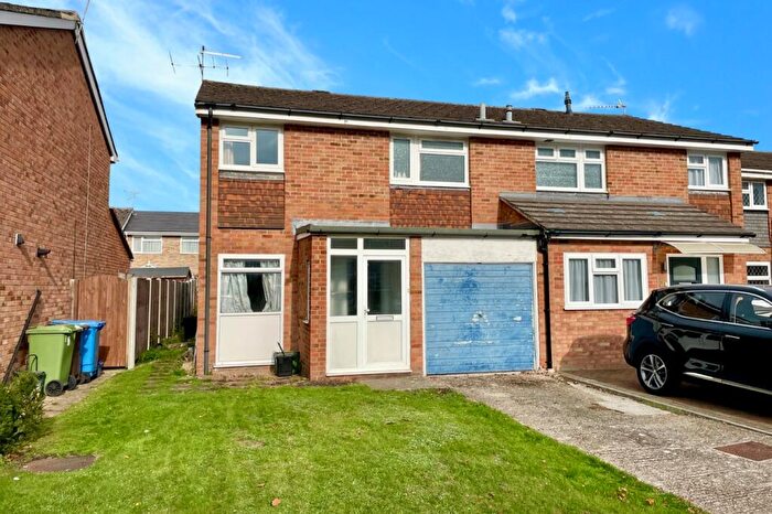3 Bedroom Semi-Detached House For Sale In Saltram Road, Farnborough, GU14