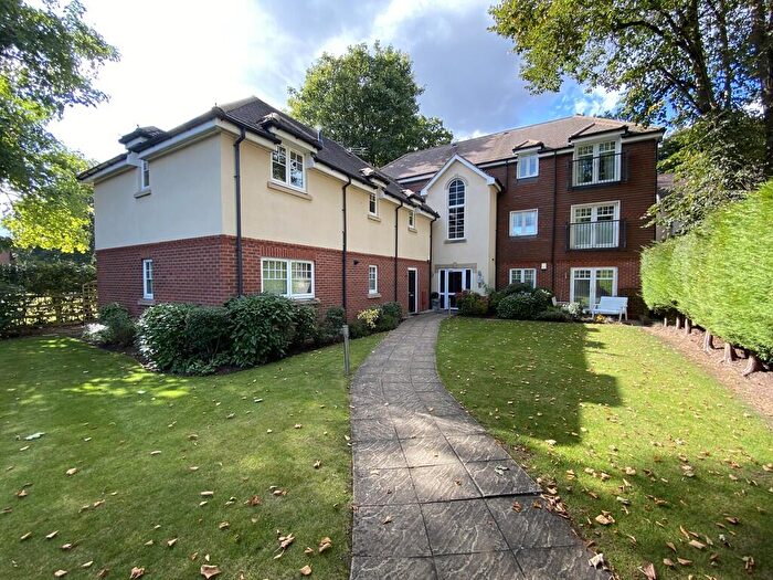2 Bedroom Flat To Rent In Oak Court, Bucknell Close, B91