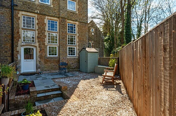 1 Bedroom Flat For Sale In Godalming, Surrey, GU7