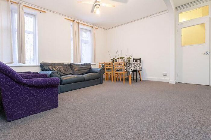 3 Bedroom Flat To Rent In Bedroom Flat - Edgware, HA8